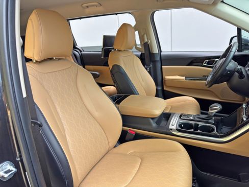 Used 2024 Kia Carnival EX image 36