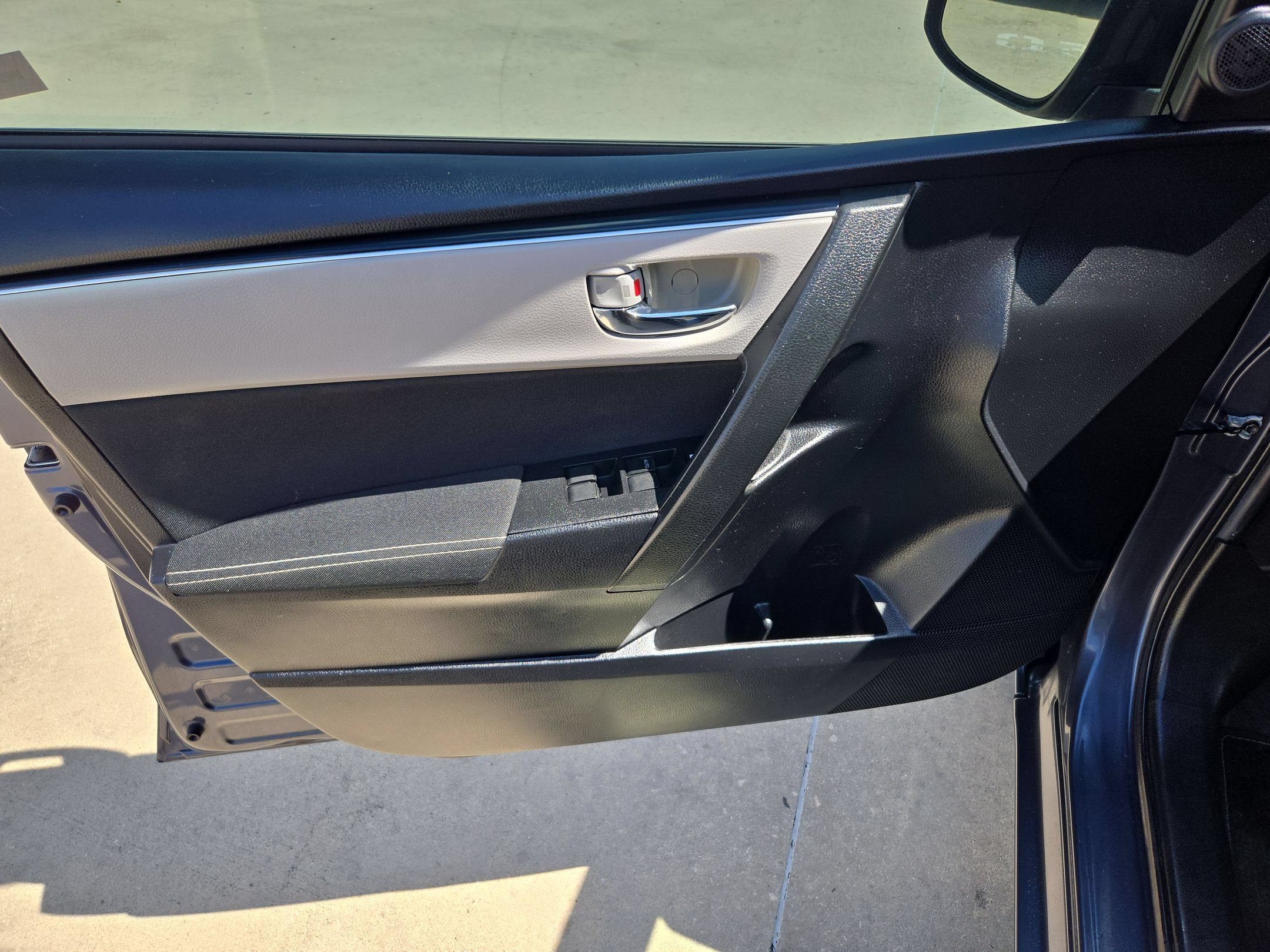 Used 2018 Toyota Corolla LE FWD image 11