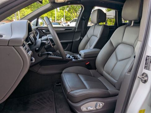 Certified 2026 Porsche Macan AWD/4WD image 5