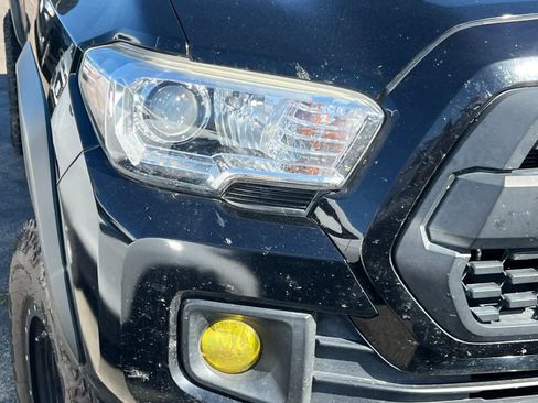 Used 2019 Toyota Tacoma TRD Off-Road w/ Technology Package image 14