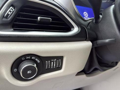 Used 2018 Chrysler Pacifica Touring Plus image 18