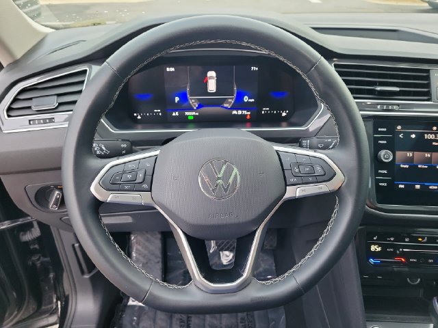 Used 2024 Volkswagen Tiguan SE w/ Panoramic Sunroof Package FWD image 20