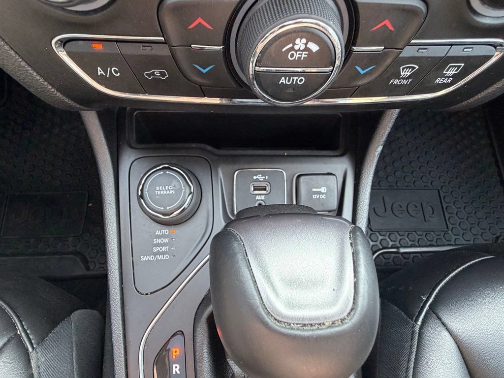 Used 2019 Jeep Cherokee Latitude Plus w/ Comfort/Convenience Group AWD/4WD image 20