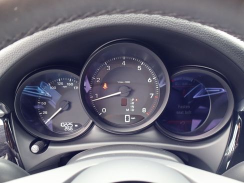 Certified 2025 Porsche Macan AWD/4WD image 16