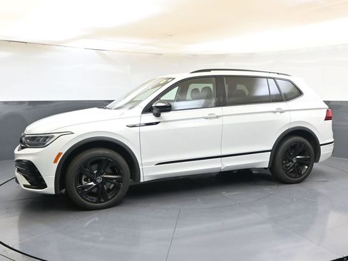 Used 2024 Volkswagen Tiguan SE R-Line image 2