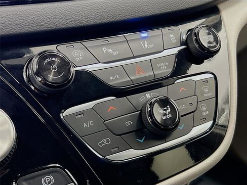 Used 2024 Chrysler Pacifica Touring-L image 17