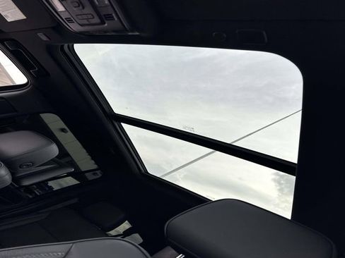 Used 2022 GMC Yukon XL Denali w/ Denali Ultimate Package image 23