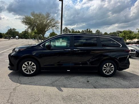 Used 2025 Toyota Sienna XLE FWD image 4