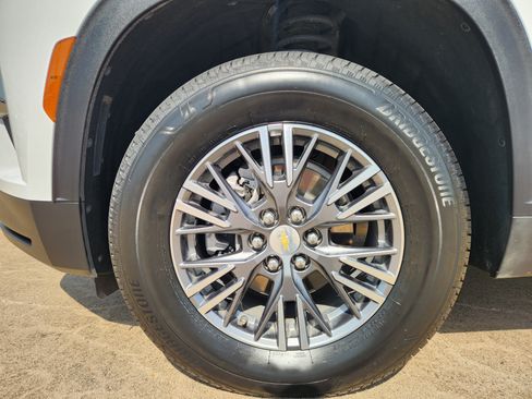 Certified 2025 Chevrolet Traverse LT FWD image 11