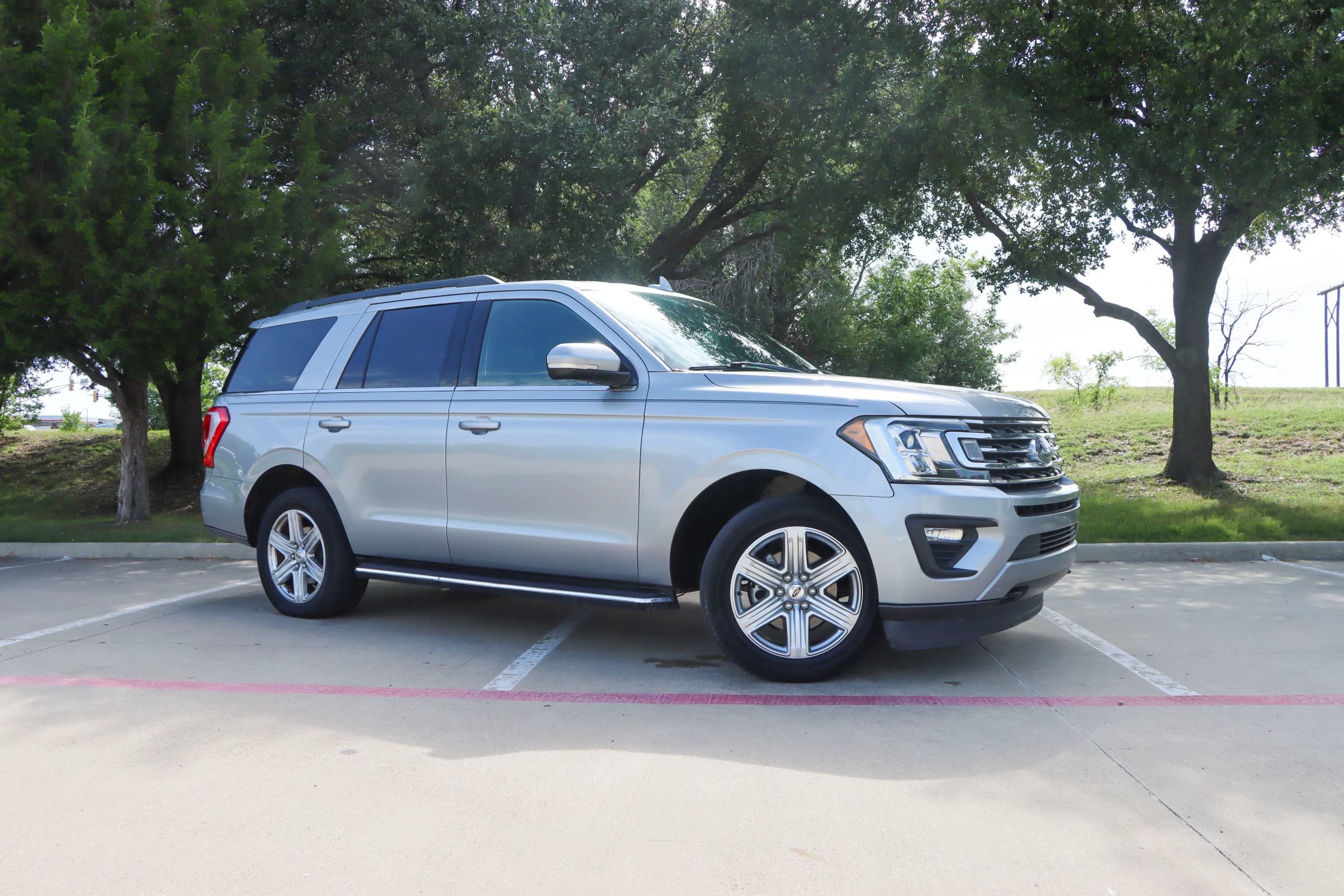 Used 2020 Ford Expedition XLT w/ Equipment Group 202A AWD/4WD image 1