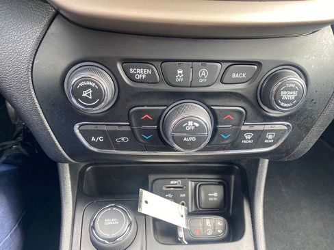 Used 2018 Jeep Cherokee Limited image 14