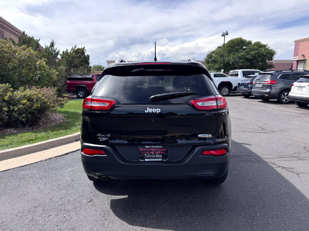 Used 2017 Jeep Cherokee Latitude w/ Cold Weather Group AWD/4WD image 12