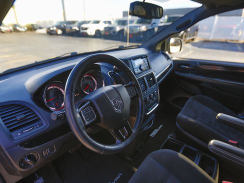 Used 2016 Dodge Grand Caravan SE image 7
