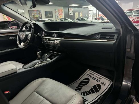 Used 2018 Lexus ES 350 w/ Luxury Package w/Wood Trim image 18