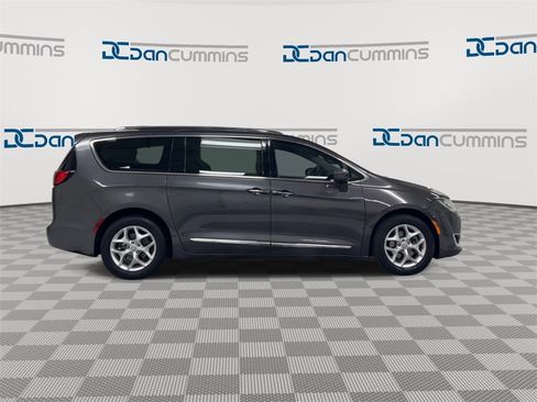 Used 2017 Chrysler Pacifica Touring-L Plus image 9