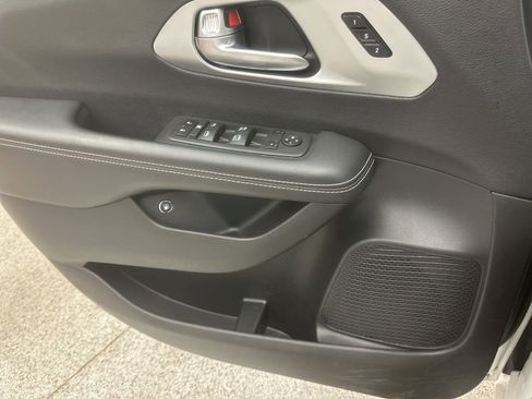 Used 2024 Chrysler Pacifica Select image 8
