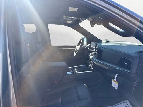 New 2026 Chevrolet Suburban Z71 image 15