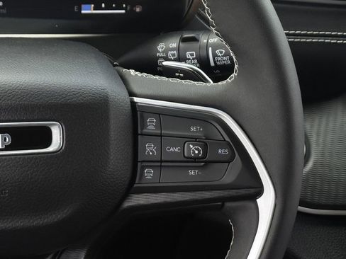 Used 2023 Jeep Grand Cherokee Altitude image 15