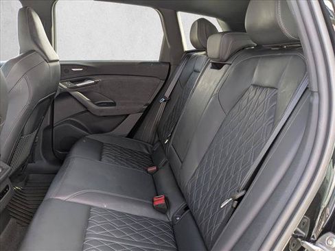 Used 2025 Audi SQ6 e-tron Premium Plus AWD/4WD image 15