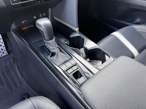 Used 2025 Toyota Camry SE w/ Convenience Package image 18