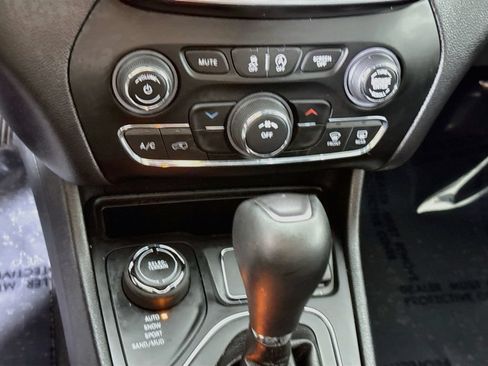 Used 2020 Jeep Cherokee Latitude Plus w/ Cold Weather Group AWD/4WD image 8