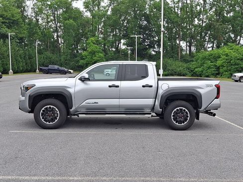Certified 2024 Toyota Tacoma TRD Off-Road AWD/4WD image 7