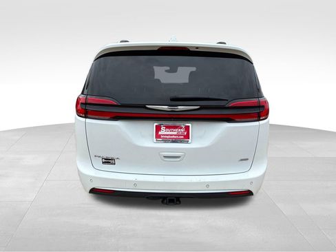 Used 2022 Chrysler Pacifica Pinnacle AWD/4WD image 4