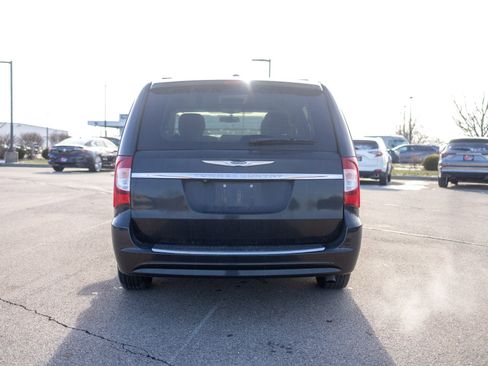 Used 2015 Chrysler Town & Country Touring w/ Driver Convenience Group image 26