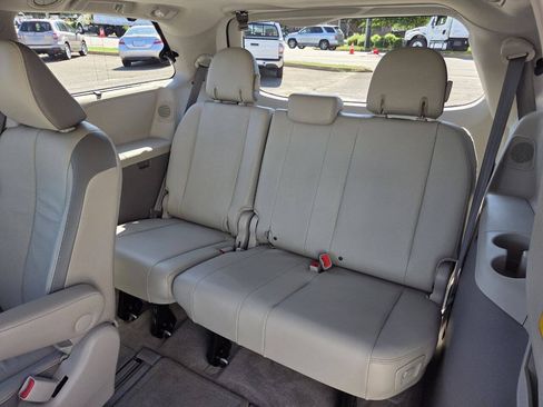 Used 2014 Toyota Sienna Limited w/ Limited Premium Package FWD image 16