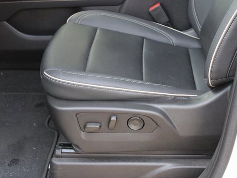 Used 2023 GMC Yukon SLT w/ SLT Premium Package image 16