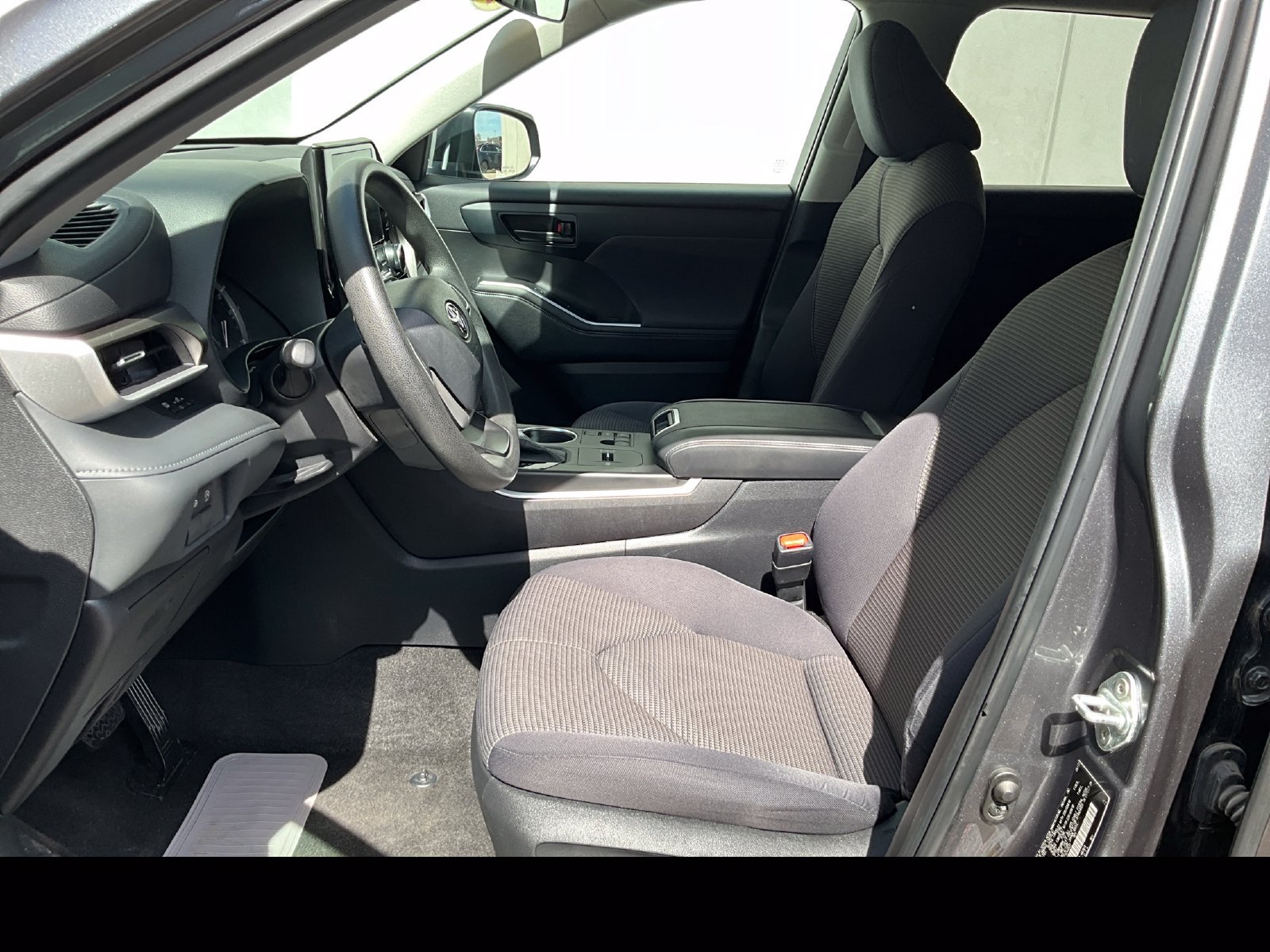 Used 2023 Toyota Highlander L FWD image 2