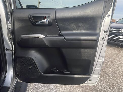 Used 2019 Toyota Tacoma Limited image 15
