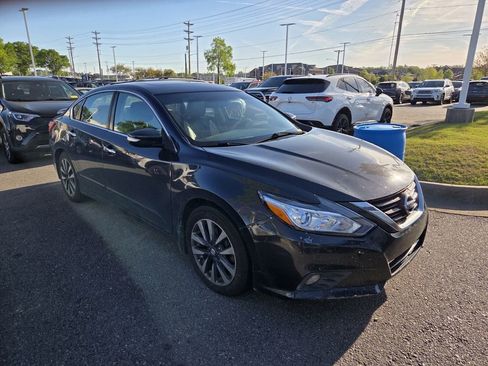 Used 2016 Nissan Altima 2.5 SV w/ Convenience Package FWD image 2