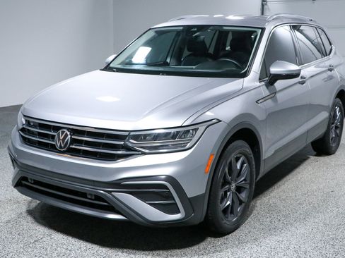 Used 2023 Volkswagen Tiguan SE FWD image 32