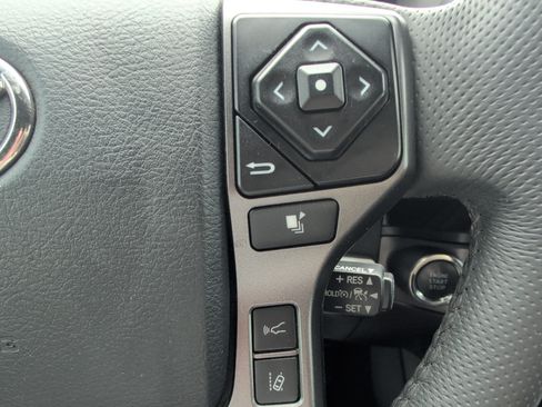 Used 2018 Toyota Tacoma TRD Sport AWD/4WD image 20