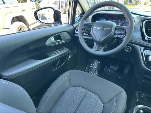 Used 2024 Chrysler Pacifica Touring image 19