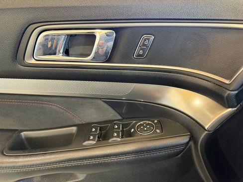 Used 2018 Ford Explorer XLT w/ Equipment Group 202A FWD image 25