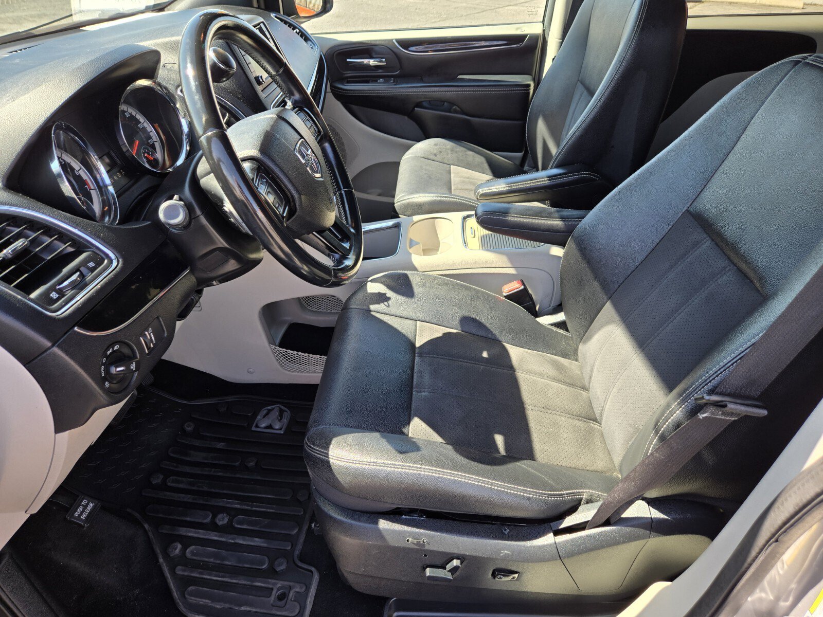 Used 2020 Dodge Grand Caravan SXT FWD image 7
