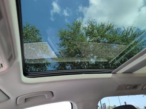 Used 2022 Volkswagen Tiguan SE w/ Panoramic Sunroof Package FWD image 24