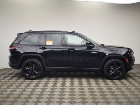 Used 2024 Jeep Grand Cherokee Altitude AWD/4WD image 9