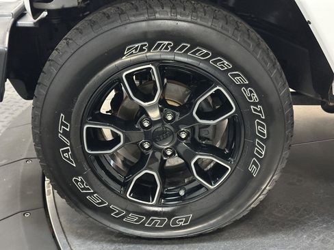 Used 2018 Jeep Wrangler Unlimited Sahara AWD/4WD image 18