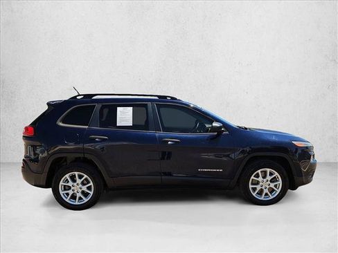 Used 2016 Jeep Cherokee Sport FWD image 4