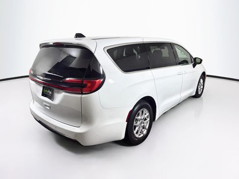 Used 2024 Chrysler Pacifica Touring-L FWD image 9