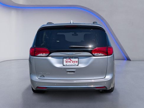 Used 2018 Chrysler Pacifica Touring-L Plus w/ Tire & Wheel Group FWD image 8
