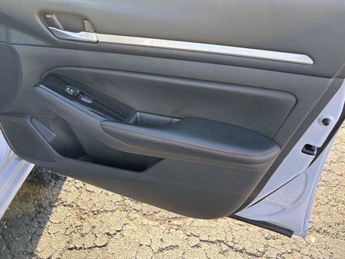 Used 2024 Nissan Altima 2.5 SR FWD image 11
