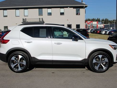 Used 2025 Volvo XC40 B5 Plus image 6