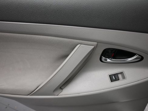 Used 2011 Toyota Camry LE FWD image 27