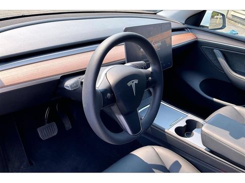 Used 2025 Tesla Model Y Long Range RWD image 12