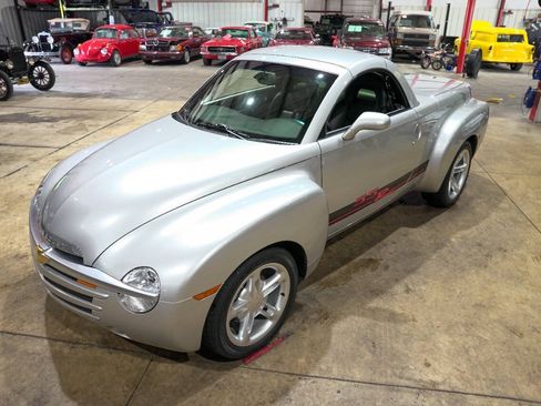 Used 2004 Chevrolet SSR w/ Preferred Equipment Group RWD image 11