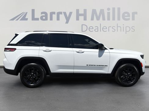 Used 2024 Jeep Grand Cherokee Altitude AWD/4WD image 6